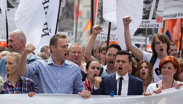 GraniTweet's tweet photo. Алексей @navalny, @Anna_Veduta и @IlyaYashin скандируют на Марше в поддержку политзаключенных http://t.co/z0kQXb0nwy http://t.co/uXEeh3YckU
