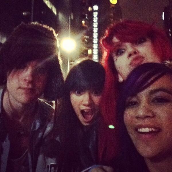 damielou's tweet photo. Middle of the road selfie :) ft. @lounatuna @KimmiSmiles and @bribryontour :) <3 http://t.co/jyPTL8ze62