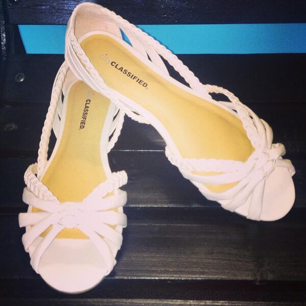 amkey410's tweet photo. These cutesy flats are on SALE today for $15 http://t.co/CO7MkA1RXo