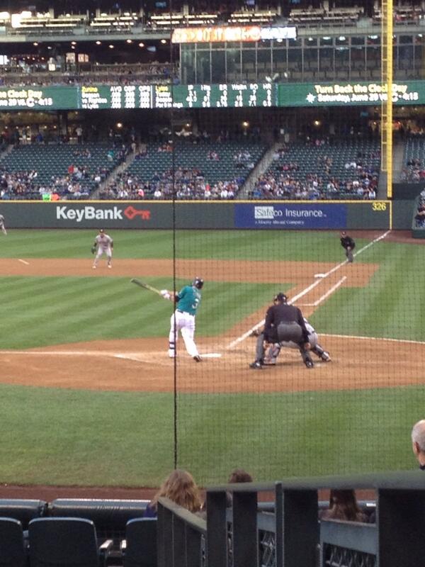 FelitiaC's tweet image. #mikezunino #firstmajorleaguehit #Mariners