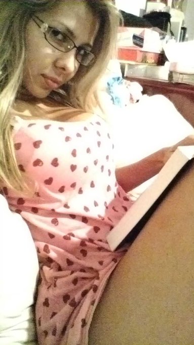 Estoy metida d lleno en este libro, uno d mis hobbies leer. Adivinen q estoy leyendo??? http://t.co/<a href="/tag/20m"class="tags"><span>#20m</span></a><a href="/tag/photositgirl"class="tags"><span>#photositgirl</span></a>