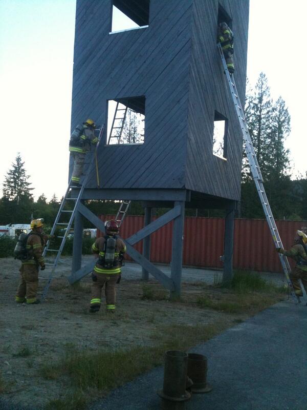 SVFDtraining's tweet photo. Ladders, ladders &amp; more ladders tonight...Efficiency/safety are learned through repetition..Great work tonight boys! http://t.co/dBHcBPqEGm