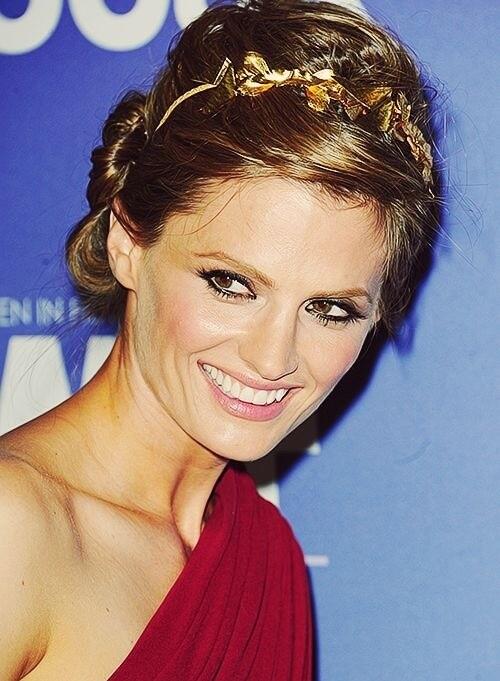 Stana en Women in Film Crystal + Lucy Awards, June 12, 2013 BMneCLfCEAI5DLn