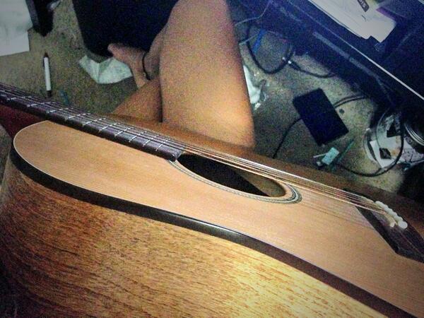 bbro0kss's tweet image. can't sleep cuz I can't put down my damn guitar #toomanysongstolearn #toolittletime