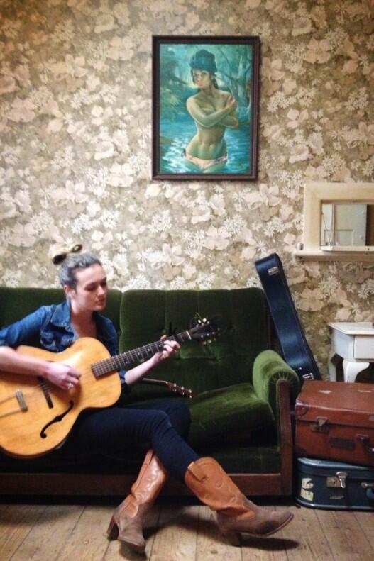 AlParkinson's tweet photo. Yesterday I did a little home video of a new song! It'll be up on the youtubes next week! Xx http://t.co/OPPnaDUIel