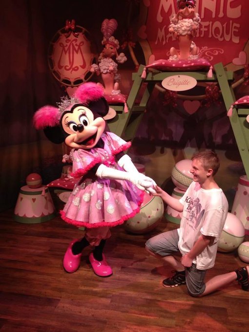 Minnie flirting with me lol #disneyland http://t.co/80QpOAQyG9<a href="/tag/disneyland"class="tags">#disneyland</a>