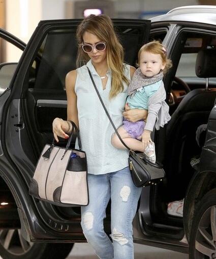 EyewearDaily's tweet photo. Look at @jessicaalba spotting amazing pink @Prada #sunglasses http://t.co/pzVaH469KX http://t.co/X8Aks5WYuj