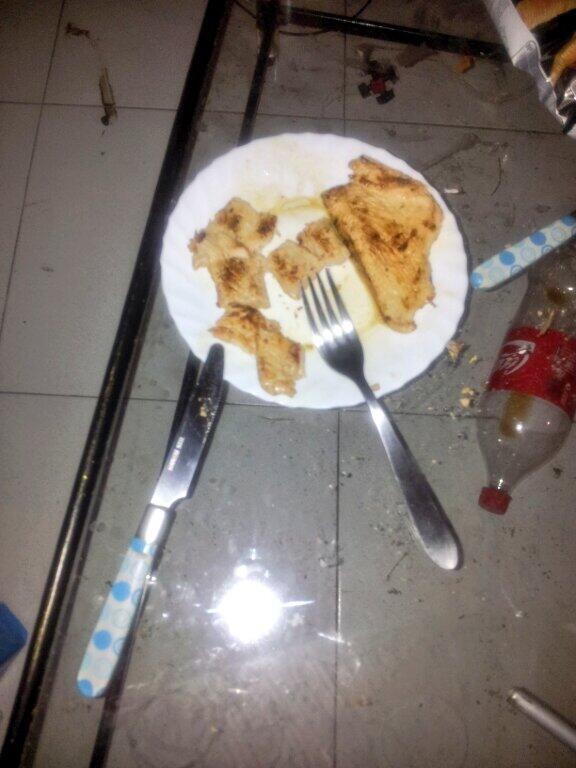 lubos_barton's tweet photo. Así quedó el plato de @a_robles9  cuando @juanelik le dijo que íbamos a cenar al 100 montaditos.. #hoy ya no guiso http://t.co/yg31TGRD6w