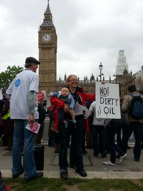 rodricmcgregor's tweet photo. No! Dirty Oil. Concerned citizens outside parliament protesting tar sands! #tellharper @NoTarSands @GreenpeaceUK http://t.co/HrefNbJ68B