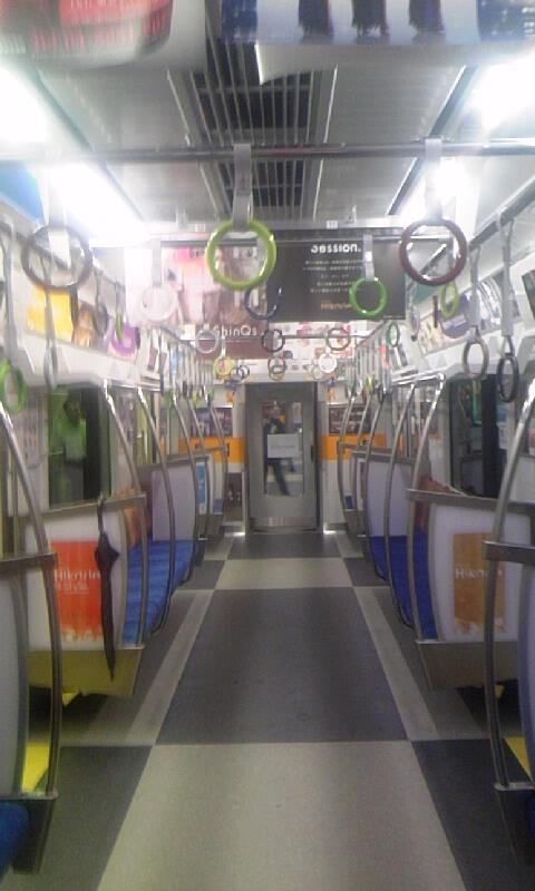 ismgsuzuki's tweet photo. 副都心線のつり革がカラフルでした。 http://t.co/TqnHUrg2vg
