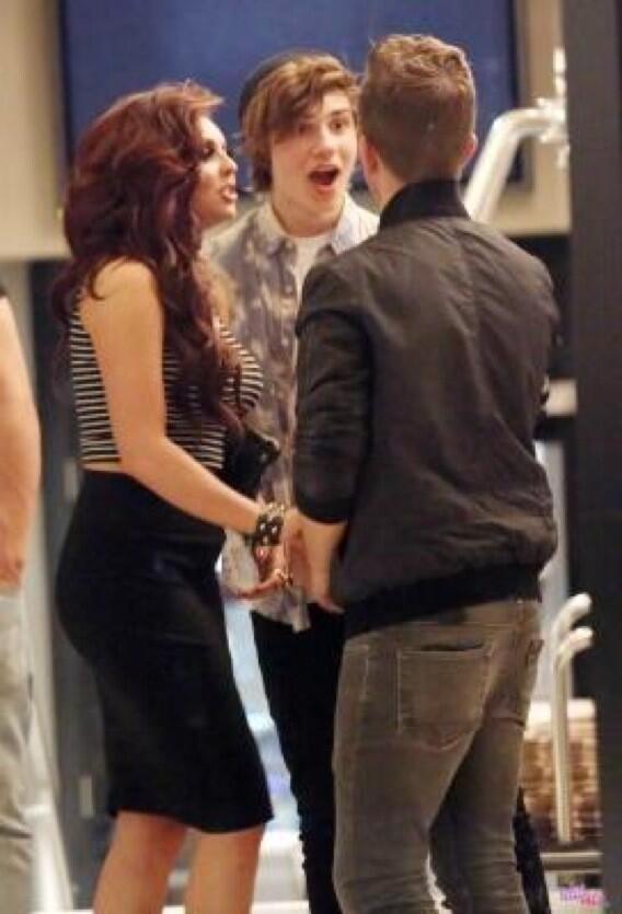 LittleMixxOffi's tweet photo. Me and some  friends last night. Jesy. http://t.co/wuGult3ChD
