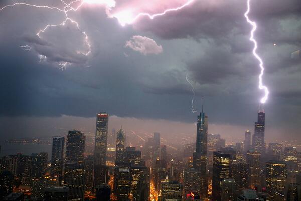 PlanetGreen's tweet photo. Epic lightning bolt strikes America's tallest skyscraper http://t.co/nzwRoJ6JNc http://t.co/irJiNyAPih