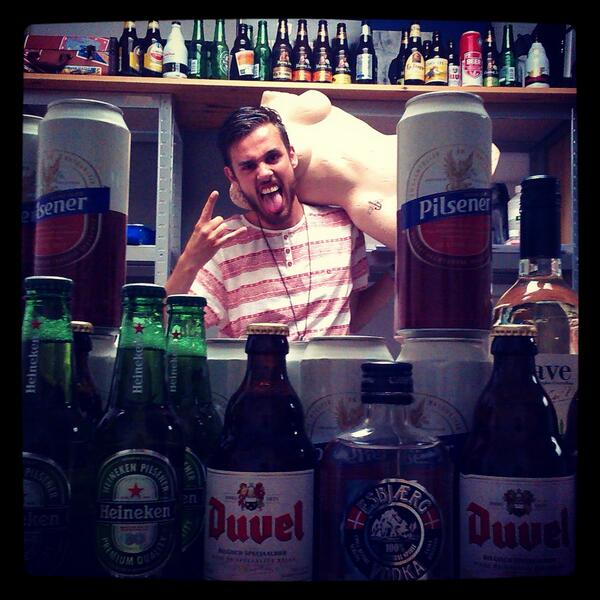 MrCigarettes's tweet photo. @TRAYSTY gefeliciteerd broeder drink like a artist nu! Hahahaha http://t.co/ZFwAyOZj3M