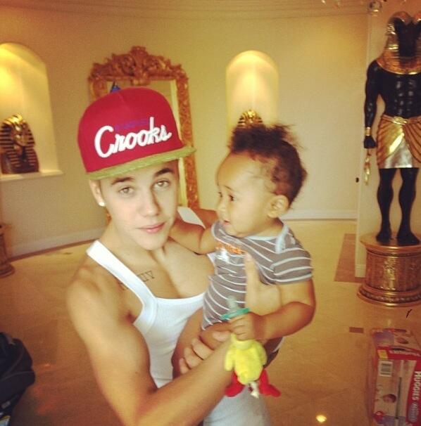 matefk112's tweet image. This is so freaking cute!! I can't wait to see Justin with his own children #PerfectFather