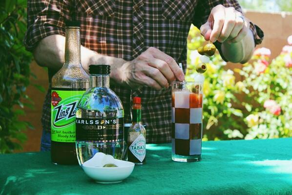 A Bloody Mary with <a href="/KarlssonsVodka/">Karlsson's Vodka</a> and Zing Zang. simple-cocktails.com/2013/06/karlss…