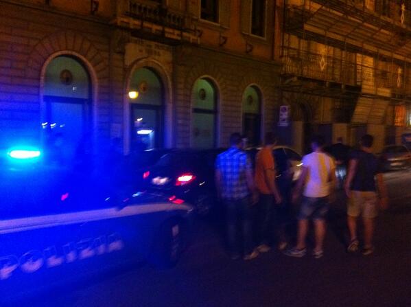PisaCicloPi's tweet photo. #RT @otiloppi: #lungarno in auto urta scooter e altri veicoli parcheggiati. Arrivano #polizia e #118 http://t.co/NEb5BeMdYX