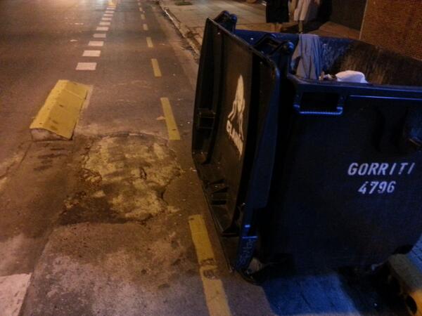 BA_Bici's tweet photo. Combinación de pozo mal arreglado y obstáculo en la bicisenda Gorriti http://t.co/znvYjnNI2v