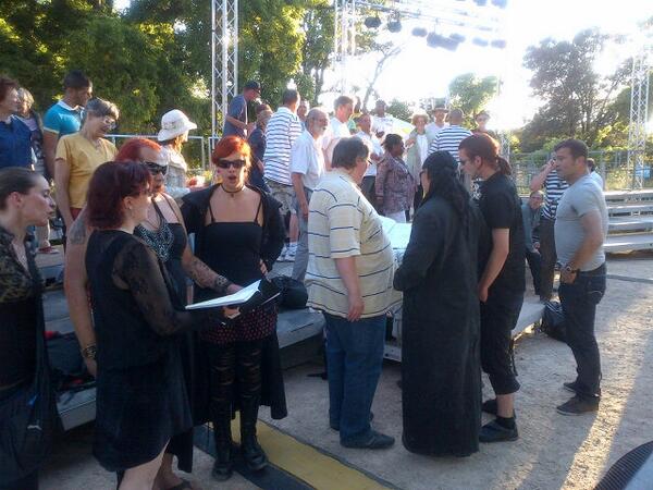 Strassenchor_MP's tweet photo. Probenbild, Akteure #Phädra in #MP2013 mit Straßenchor Theatergruppe http://t.co/yeXkFHsWlY