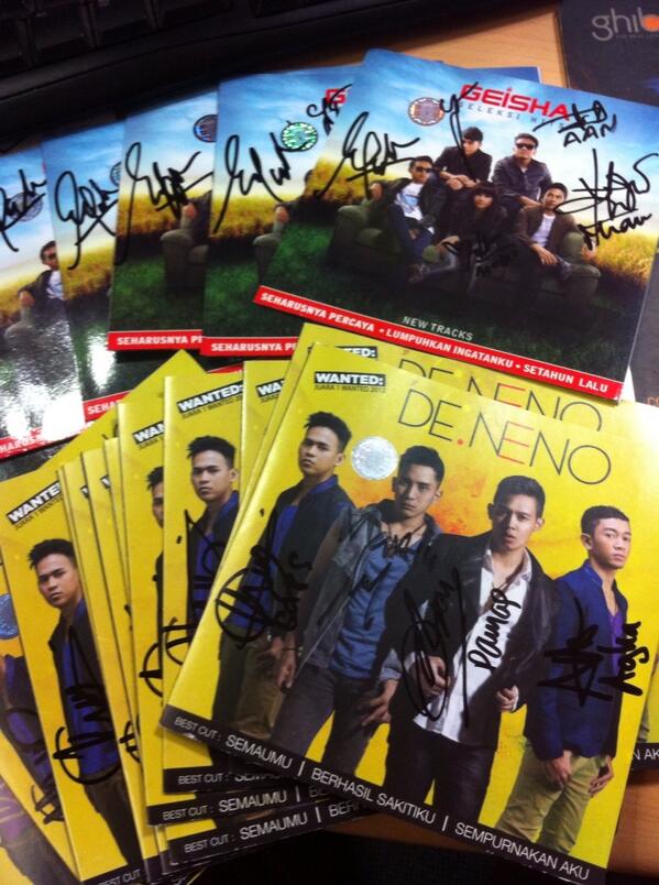 MusicaStudios's tweet photo. CD ber-ttd @DE_NENO & @geishaindonesia udah terkumpul nih. Siap dikirim ke pemenang kuis. #FollowMUSICA http://t.co/ABkmWQDpJW