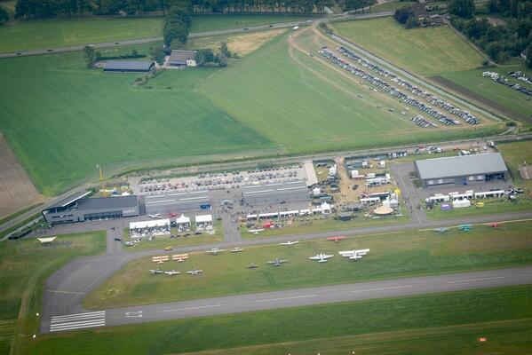 TWS sponsorde Wings Wheels &amp; Goggles op vliegveld Teuge. Zie de hoogwerker staan.