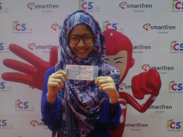 smartfrenworld's tweet photo. Ini salah satu pemenang tiket #SFGDRAGON yang udah ngambil hadiahnya.Ditunggu ya dari jam 3-6 sore ini #SmartfrenICS http://t.co/ABoAkykcEt