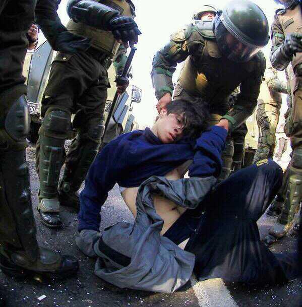 Image result for policias golpean estudiantes chile