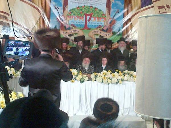 MosheGabbi's tweet photo. Moshe Gabbi standing in back of Satmar Rebbe @Minkatch Sheva Bruches made by Volf Zicherman, seen @PinkyWeber gramin: http://t.co/AzbnYhGdWV
