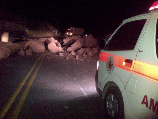 stuardo20's tweet photo. @Telediariogt Cae derrumbe en el km 77 al atlántico una sola Via libre precauncion @BVguastatoya atienden emergencia http://t.co/si1aQ6z7Lt