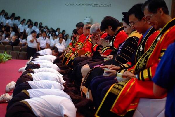 SC_MFU's tweet photo. พิธีไหว้ครูและมอบตัวเป็นศิษย์ค่ะ #SCMFU pic cr: MFU Photoclub http://t.co/Qzrs72wuAn