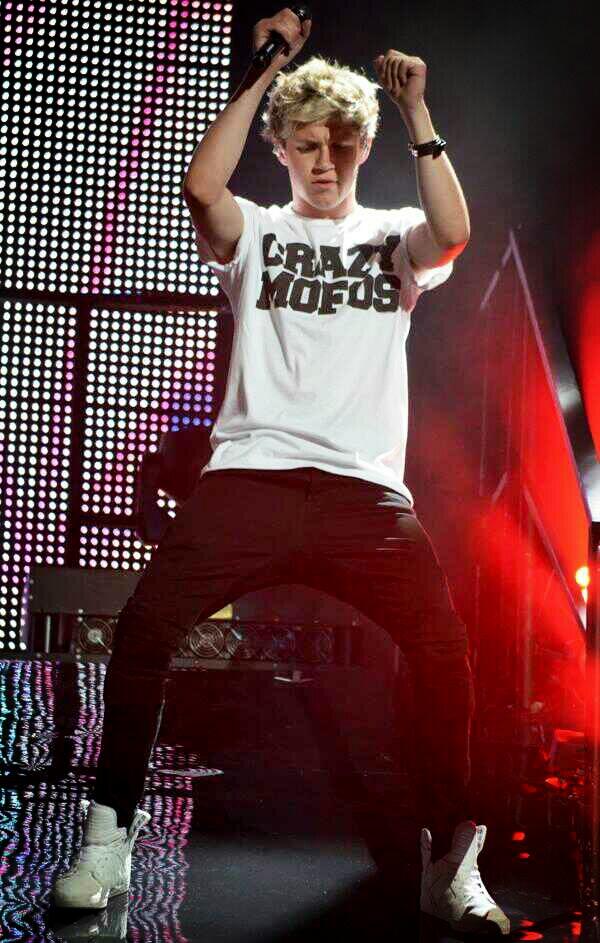 Postureo1D's tweet photo. Nosotros levamos camisetas con sus nombres, ellos con el nuestro.  #CrazyMofos http://t.co/xLng7SL41F