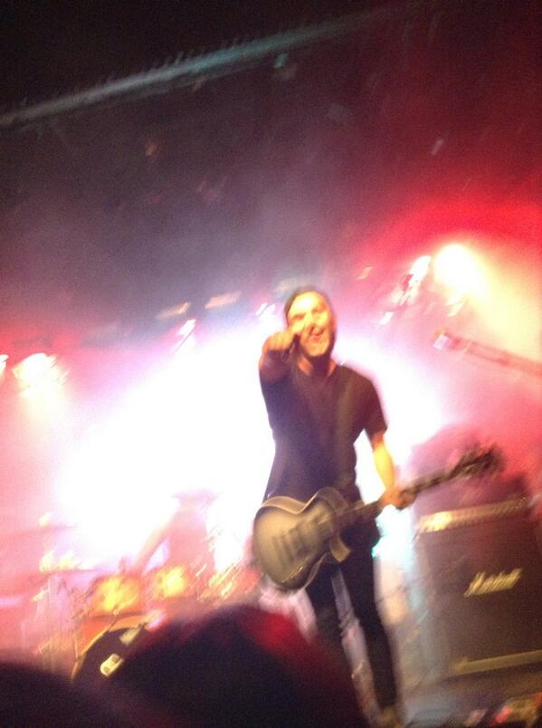 Maidenchinaa's tweet photo. @itsalixmonster tried to get a picture of you pointing at me but its blurry xoxo <3 http://t.co/WNhQyO7Y3g