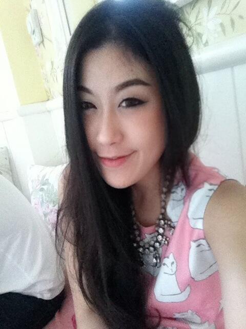 nannizza's tweet photo. Candy Day with maew-meaw :)) 🐱🍭🍬 http://t.co/NYE0y4lDyg