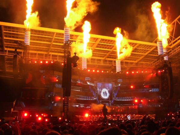 vispc1's tweet photo. @MattBellamy one of the thousands of photos of your concert in Porto :) http://t.co/ViYfmQ9jmm