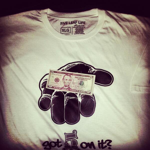 5LeafLife's tweet photo. 3 of you chip in on a blunt and 8 people on the cypher!!! -_- MAKE SURE YOU CHARGE!!!!! #5leaflife #vultures #cheap http://t.co/mcQcE6JWGg
