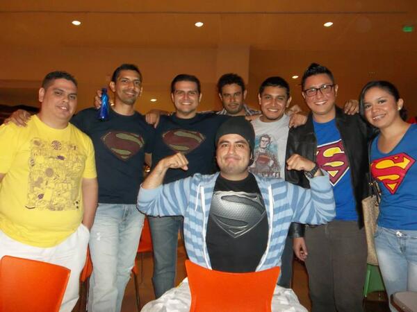 ChrisArtFx's tweet photo. En el Pre estreno de Superman con todos los panas @Kachina2013 y con mi super acolitadora @eliana_campo http://t.co/gkRRy95E2B