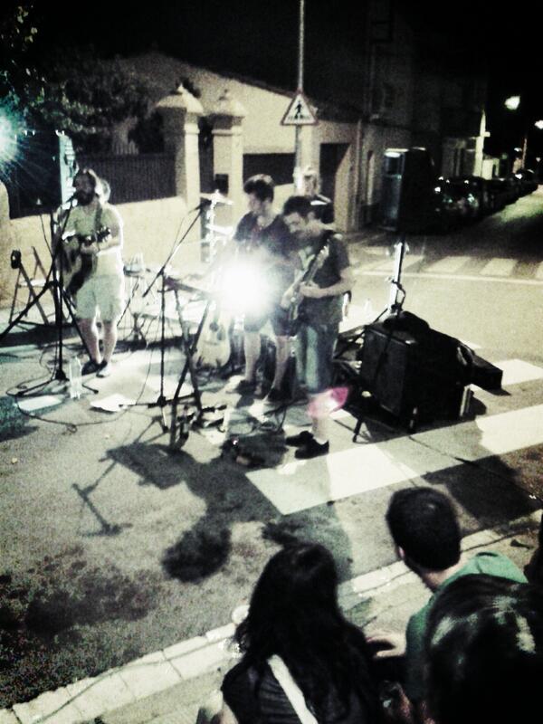 msko21's tweet photo. "Morir jove no és tan dolent..." @bulmagrup  a @InfoClau #divendres de #concert cc @Nolo6 http://t.co/4c33AwbATC