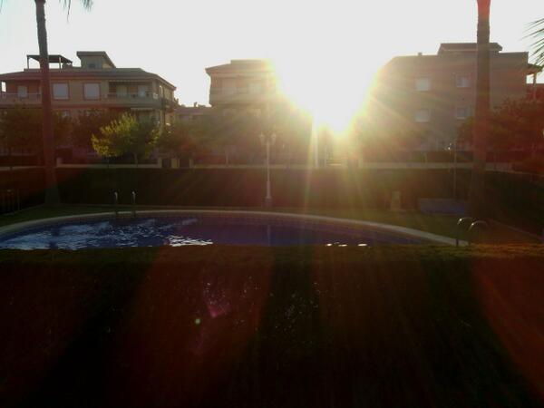 SandriGil94's tweet photo. ouuuhh yeaaah ya estamos en el apartamento :D empieza el verano @andiperal  @mariaorero16  @vicenmonle  , @anabaeza94 http://t.co/FxUfFyY8zS