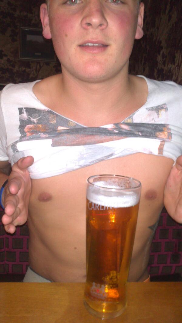 DeanKilgour's tweet photo. #tits and pint @chelsfergo http://t.co/fVOsrh6eSg
