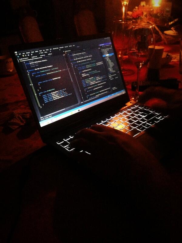 Tarpier's tweet image. Dem @stylefish  beim #FridayNightCoding zugucken. Wir können das mit dem Wochenende noch nicht so