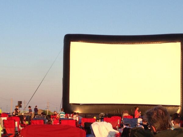 CattNapp's tweet photo. Getting ready to watch E.T outside in Oakville with the kiddies http://t.co/OzqKGYUgy0