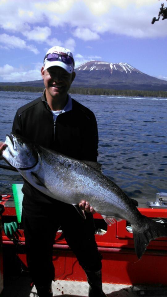 BrockHuard's tweet photo. #OutdoorLine #SitkaSlayer A 31lb Chinook & 135 pound halibut http://t.co/xEJeKWxGC3