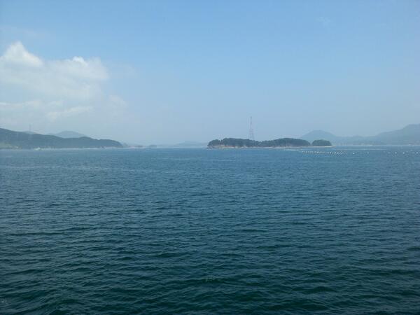 ★통영 여객선 터미널에서 배를 타고 한산도로 들어가고 있어요. 바로 여기서 이순신 부대가 지금의 거제대교 쪽에서 기어나오고 있는(사진의 두 섬 사이) 왜선을 학익진으로 치받고 있습니다. 이름하야 한산대첩.