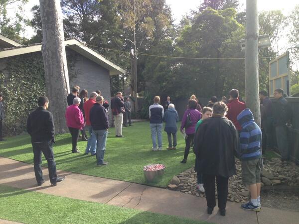 FletchersRE's tweet image. A large crowd watches as @robert_sheahan auctions 6 Wirreanda Ct, Blackburn - 3 bidders &amp;amp; SOLD for $916,000. #melbRE