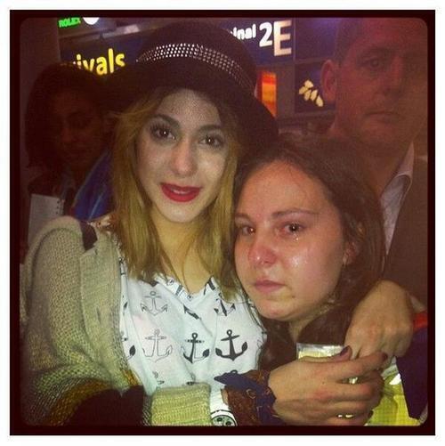 swwfrgathyj's tweet photo. Ayer @TiniStoessel en París, junto a una fan ¡llorando por la alegría de estar con su idola! http://t.co/bzF5irTzy1