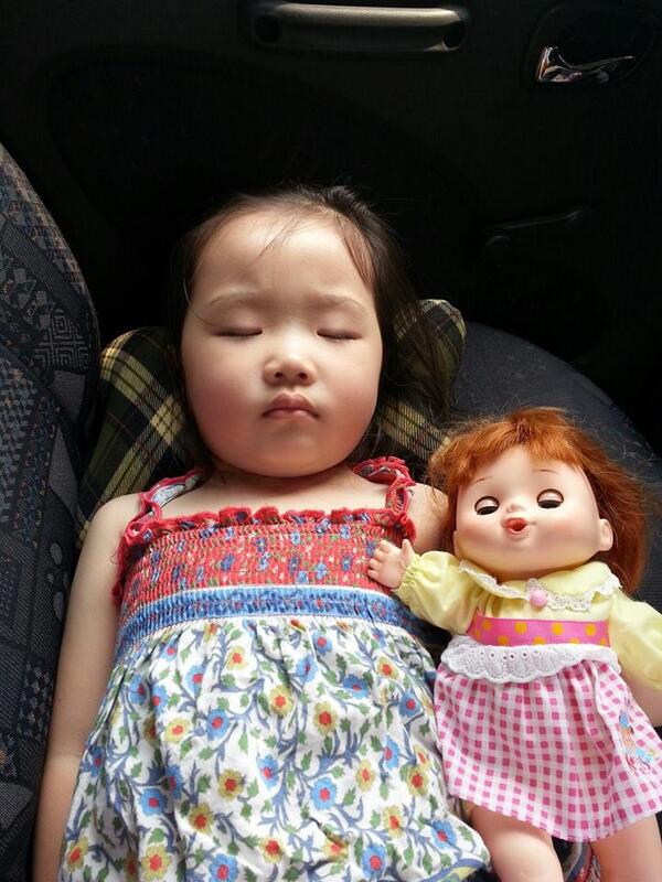 lkh850613's tweet photo. 콩순이랑 사이좋게 잠들었네!ㅋㅋㅋ
오눌따라 보고싶은 서영이.... http://t.co/1NQYcqMrMX