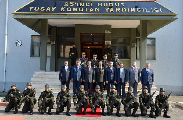 cbabdullahgul's tweet photo. Artvin'de hududu bekleyen askerlerimizle... http://t.co/mNEwbm2XFh
