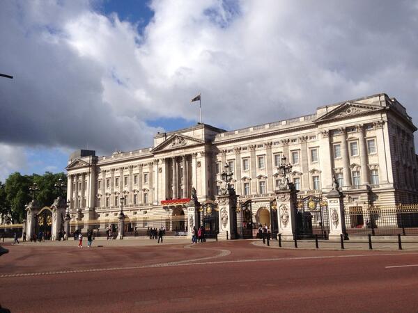 Trooping the Colour 2013. - Página 2 BMyNhBmCEAAndJK