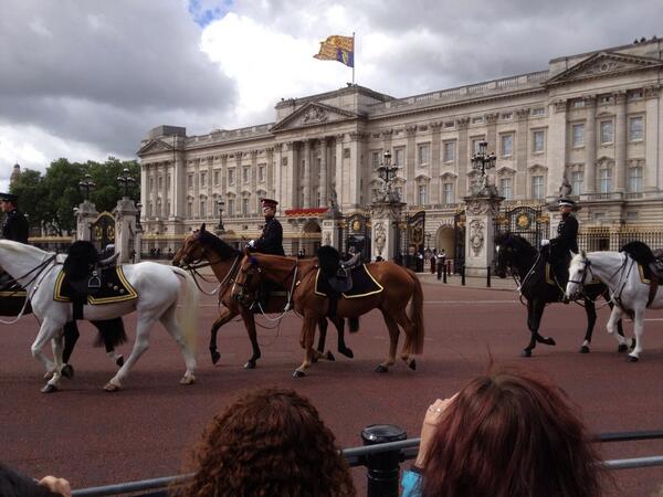 Trooping the Colour 2013. - Página 2 BMyWXWqCcAA9l1O