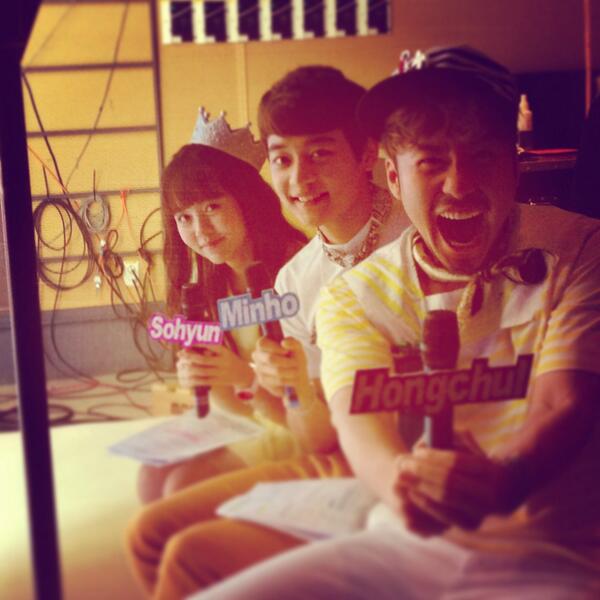 LUCKYHONGCHUL's tweet photo. 하하하하하하하하~^^ 직장동료 페이스 둘을 합쳐도 내 페이스 하나 보다 작은 신비로운 시간!!! 다음 주는 뭘 입을까 설렘이 있고~ 반짝이 이름표들고 무대 옆에서 꺄르르~ 수다는 덤 인 꽃 같은 근무!!!ㅋㅋㅋ http://t.co/l9g4Xfn9EZ