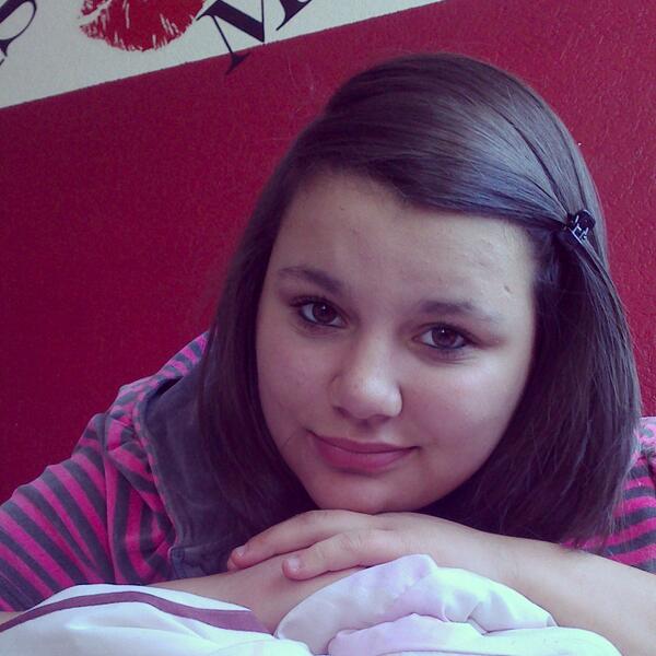 FunSari's tweet photo. Lächeln als wäre nichts..
Obwohl man innerlich zerbricht.. http://t.co/FrlzcRyQ1d